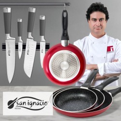 set de útiles de cocina: cuchillos y sartenes rojo